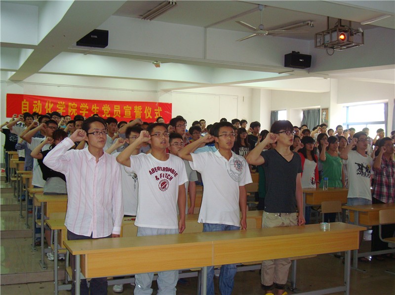 太阳城集团党委
举行2012届毕业班学生党员宣誓仪式